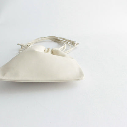 LEATHER SQUARE STRING POUCH #IVORY [A23AB03AE]