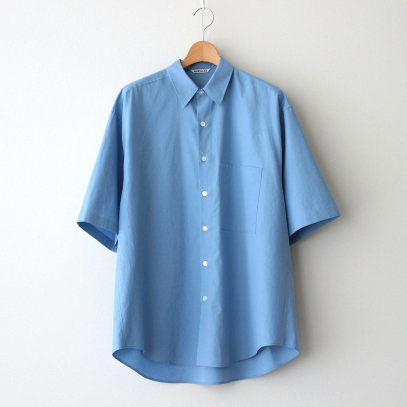 衣装の推定候補AURALEE A25SS03TN・BLUEの青い半袖シャツ