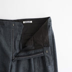 SUPER LIGHT WOOL TWO-TUCK SLACKS #TOP CHARCOAL [A26AP03OS]