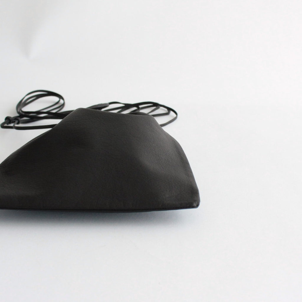 LEATHER SQUARE STRING POUCH #BLACK [A23AB03AE]